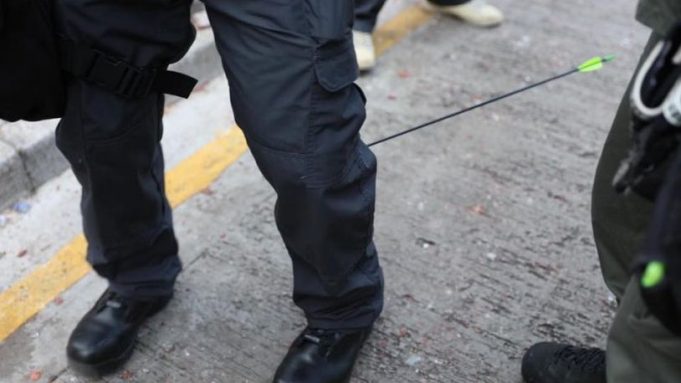 Вандалите овој пат почнаа да ја напаѓаат полицијата со стрели во Хонг Конг
