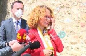 „Комити“ и „Војводи“ скандираа „Никогаш северна, само Македонија“- Шекеринска дрско до новинарите: Сметате дека е подобро да им правиме малку реклама?