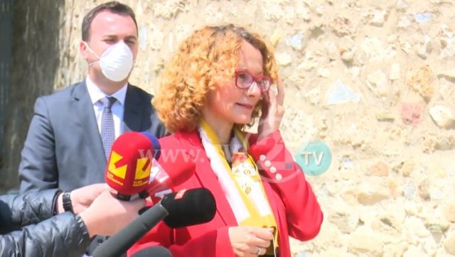 „Комити“ и „Војводи“ скандираа „Никогаш северна, само Македонија“- Шекеринска дрско до новинарите: Сметате дека е подобро да им правиме малку реклама?