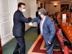 Францускиот амбасадор Кристиан Тимоние и македонскиот премиер Зоран Заев на прошталната средба од амбасадорската должност, си посакаа што побрз напредок во преговорите за членство во Европската Унија.