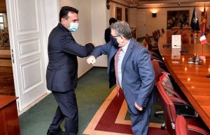 Францускиот амбасадор Кристиан Тимоние и македонскиот премиер Зоран Заев на прошталната средба од амбасадорската должност, си посакаа што побрз напредок во преговорите за членство во Европската Унија.