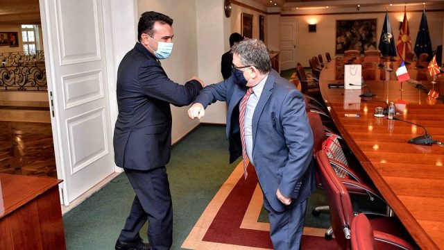 Францускиот амбасадор Кристиан Тимоние и македонскиот премиер Зоран Заев на прошталната средба од амбасадорската должност, си посакаа што побрз напредок во преговорите за членство во Европската Унија.
