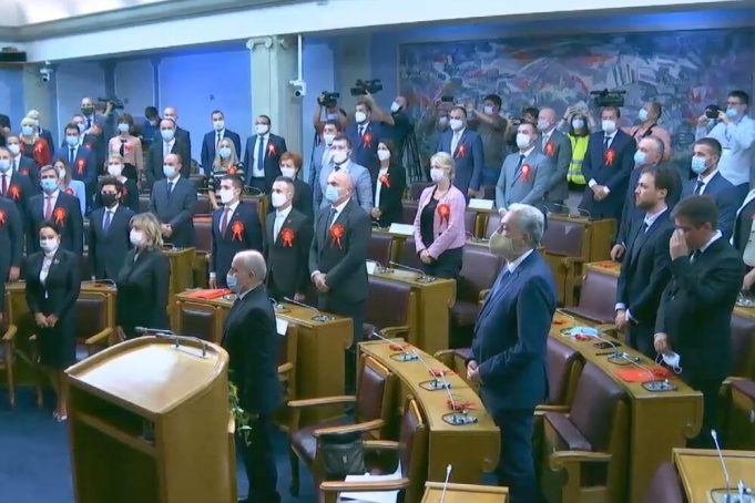 На број 41 пратеник, со потписи го подржаа професоот Здравко Кривокапиќ за нов мандатар