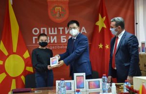 Кинеската амбасада донираше таблети за децата во училишна возраст во Општина Гази Баба.