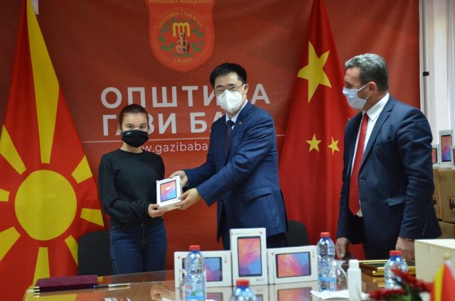 Кинеската амбасада донираше таблети за децата во училишна возраст во Општина Гази Баба.