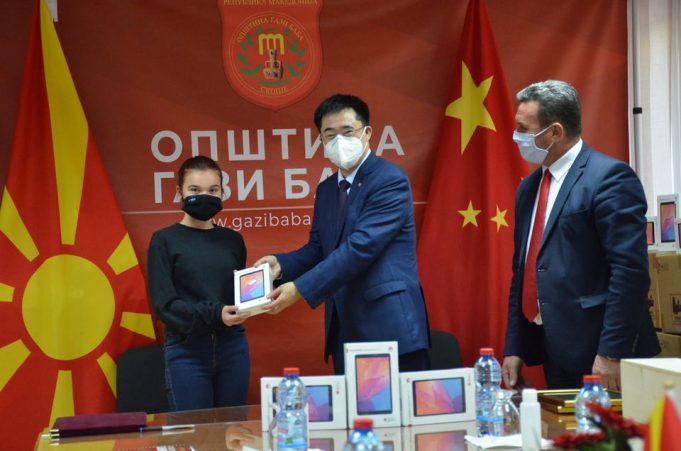 Кинеската амбасада донираше таблети за децата во училишна возраст во Општина Гази Баба.