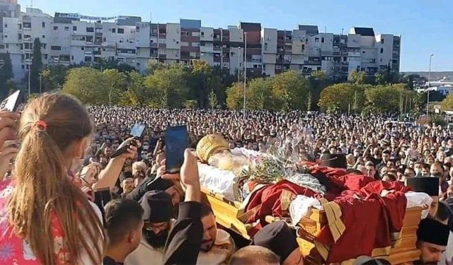 Народ во недоглед го испрати Митрополитот Амфилохије во неговиот кивот