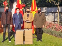 Кинеската амбасада му даде донација од неколку десетици пакети високо-квалитетни тефтери на О.О.У. Св. Кирил и Методиј во Кучевиште за учениците