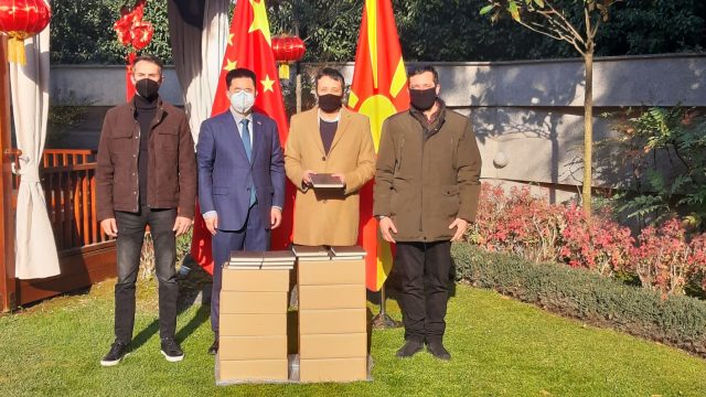 Кинеската амбасада му даде донација од неколку десетици пакети високо-квалитетни тефтери на О.О.У. Св. Кирил и Методиј во Кучевиште за учениците
