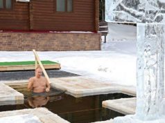 Путин традиционално за Водици, го обележа нурнувајќи се во ладните води на Русија
