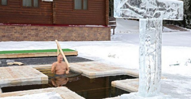 Путин традиционално за Водици, го обележа нурнувајќи се во ладните води на Русија