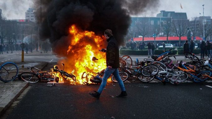 Протестите веќе траат три ноќи, Холандија на нозе.