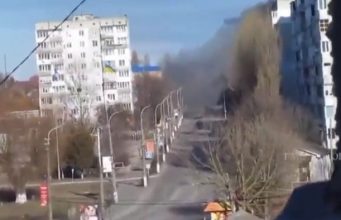 ВИДЕО: Украинец снимаше руски тенк на гратските улици, секунда подоцна тој пукаше во него